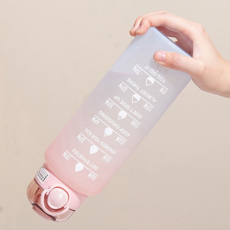 AquaGlide – Tragbare Sport Wasserflasche mit Strohhalm und Schnellöffnungsdesign