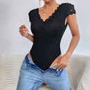 Trude - Bodysuit mit tiefem V Ausschnitt aus Spitze und kurzen Ärmeln