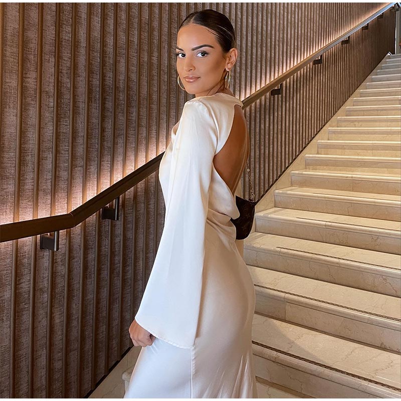 Elina – Stilvolles Slim Fit Kleid mit langen Ärmeln und offenem Rücken