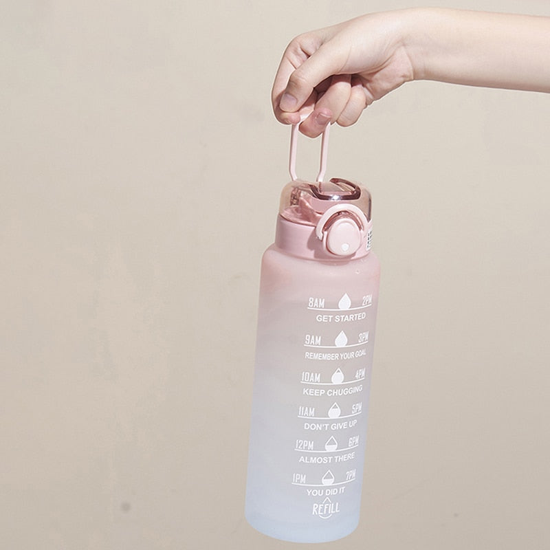 AquaGlide – Tragbare Sport Wasserflasche mit Strohhalm und Schnellöffnungsdesign