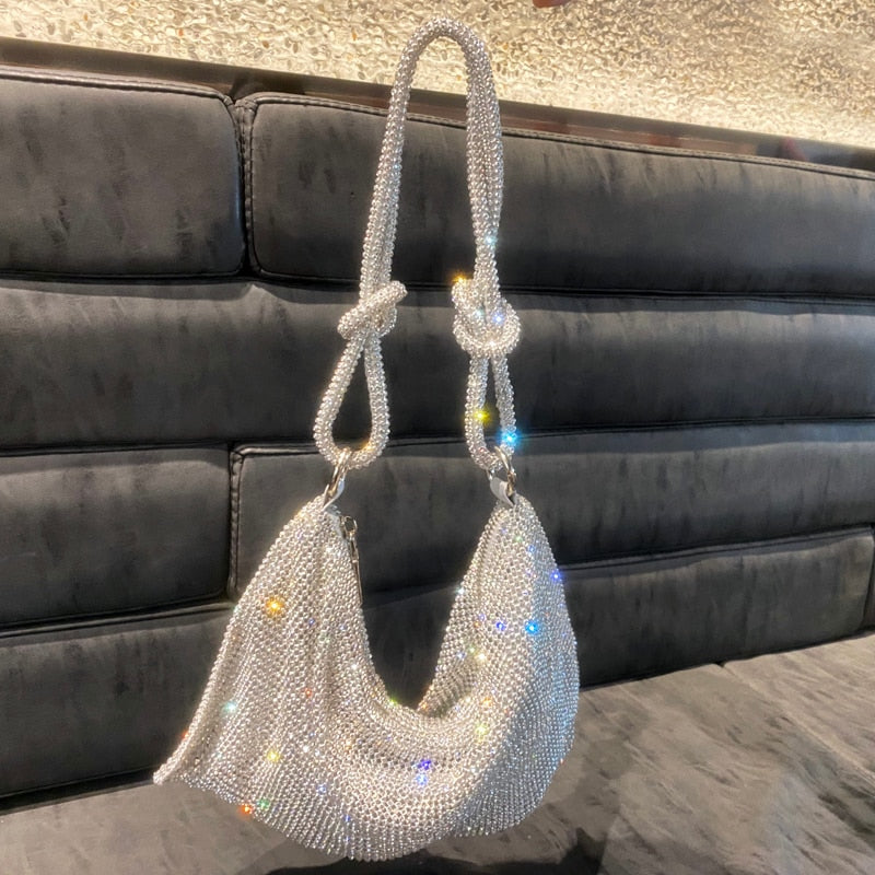 Noelle – Glitzernde Umhängetasche mit kompakter Größe und weichem Trageriemen