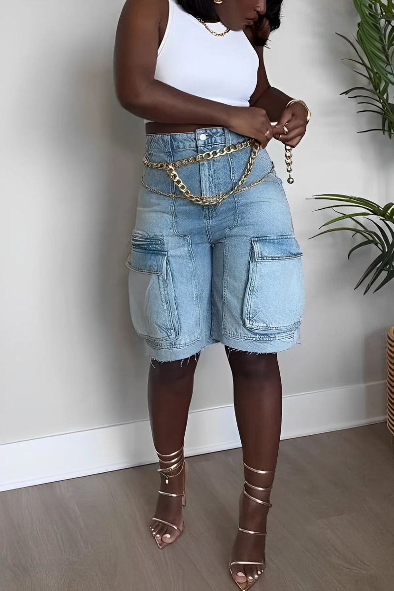 Noa – Knielange Shorts mit ausgefranstem Saum und auffälliger Kette