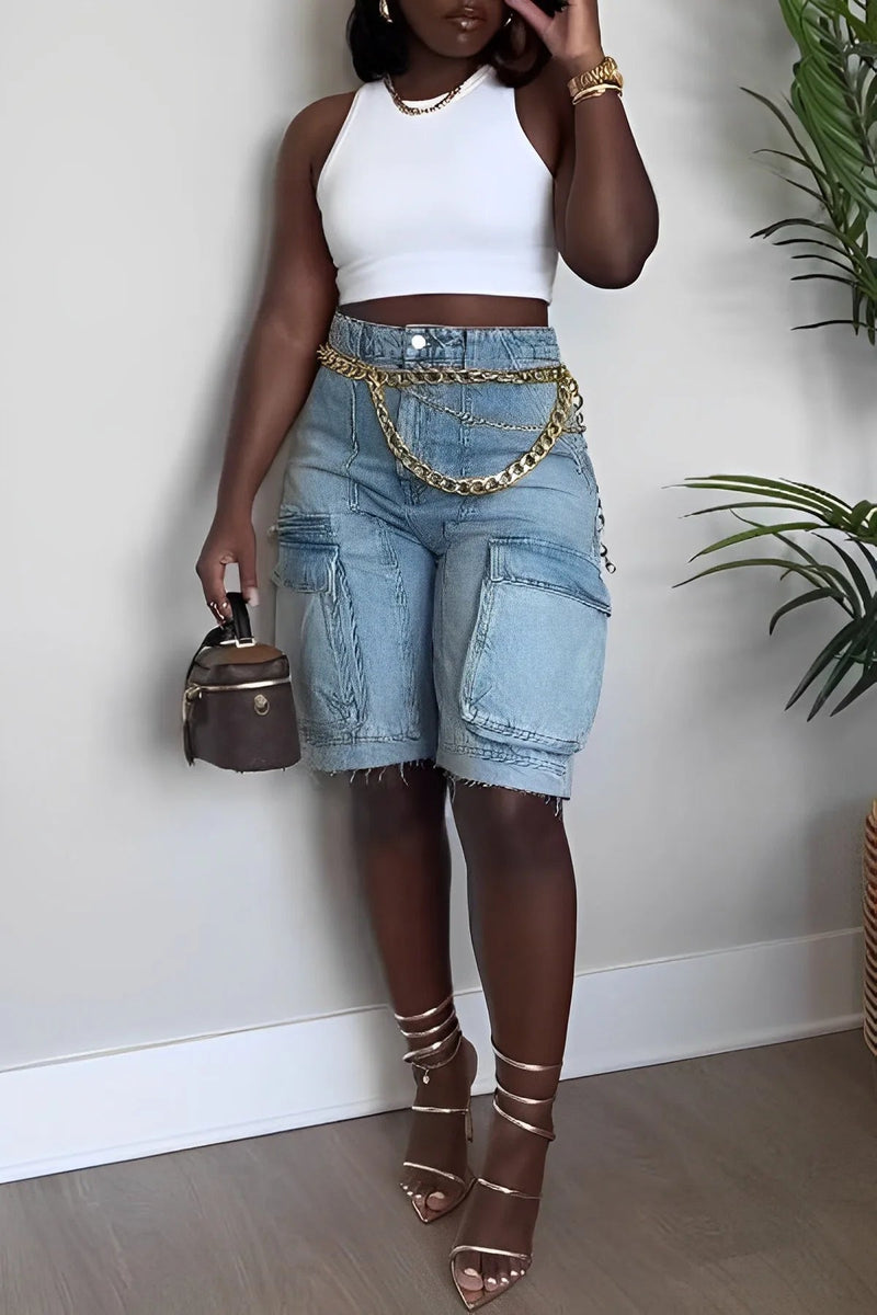 Noa – Knielange Shorts mit ausgefranstem Saum und auffälliger Kette
