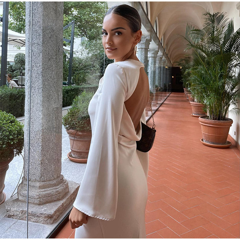 Elina – Stilvolles Slim Fit Kleid mit langen Ärmeln und offenem Rücken