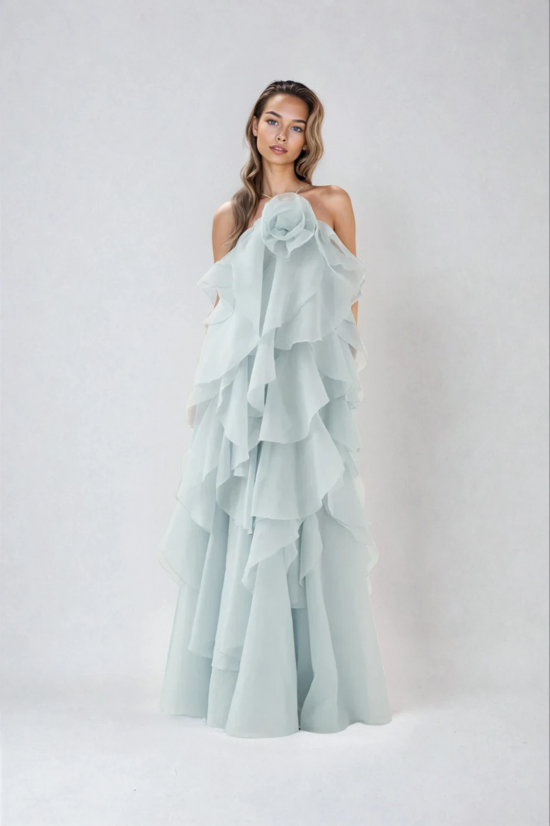 Rhea - Lässiges trägerloses Maxikleid mit kaskadenartig angeordneten Rüschen
