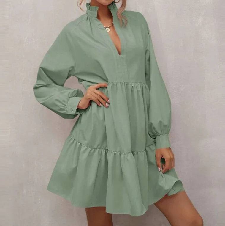 Emma – Stilvolles Langarmkleid mit tiefem V Ausschnitt und Plissee Entwerfen