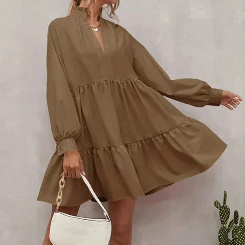 Emma – Stilvolles Langarmkleid mit tiefem V Ausschnitt und Plissee Entwerfen