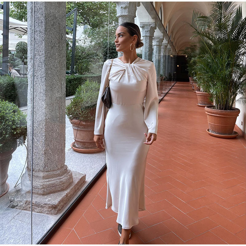 Elina – Stilvolles Slim Fit Kleid mit langen Ärmeln und offenem Rücken