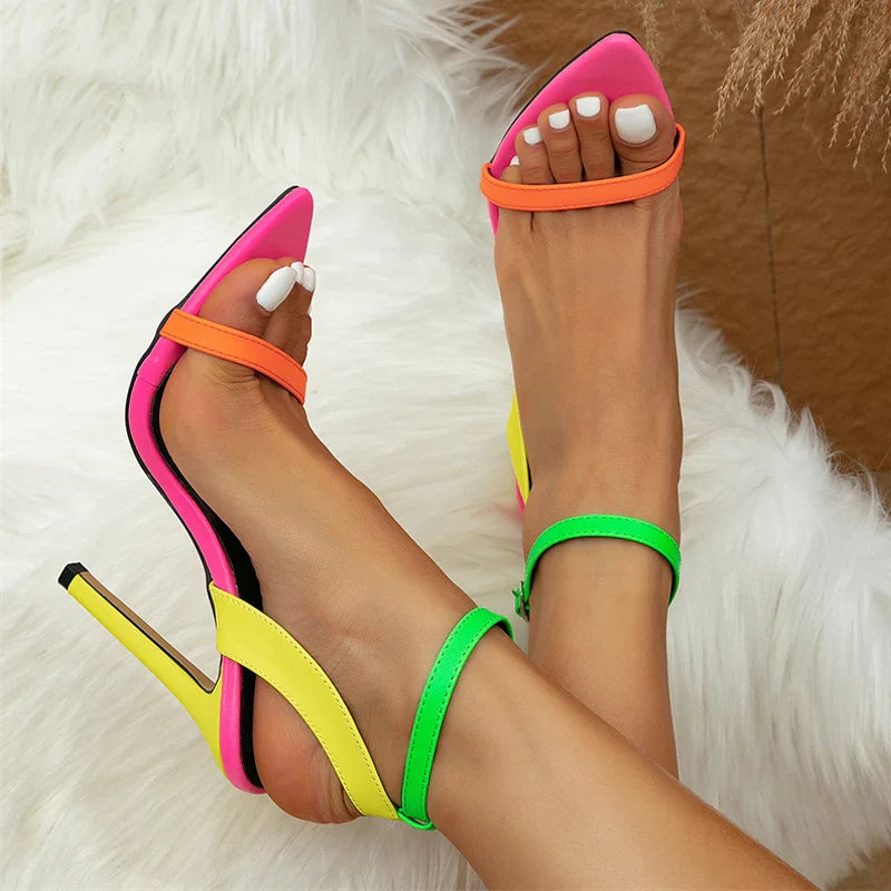 Noura – Riemchen Stiletto Heels mit kräftigen Farben und gepolstertem Schritt