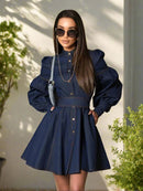 Antonia – Lässiges Hohe Taille Minikleid mit langen Ärmeln und Knopfdetail