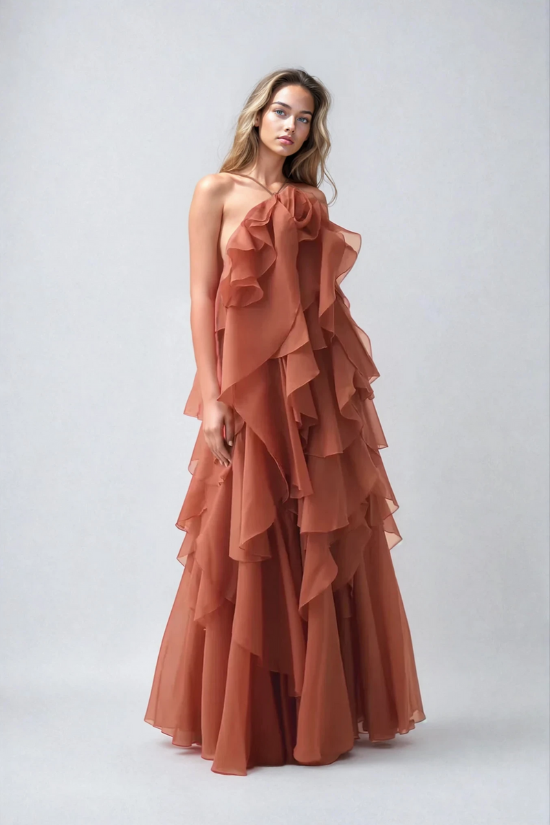 Rhea - Lässiges trägerloses Maxikleid mit kaskadenartig angeordneten Rüschen