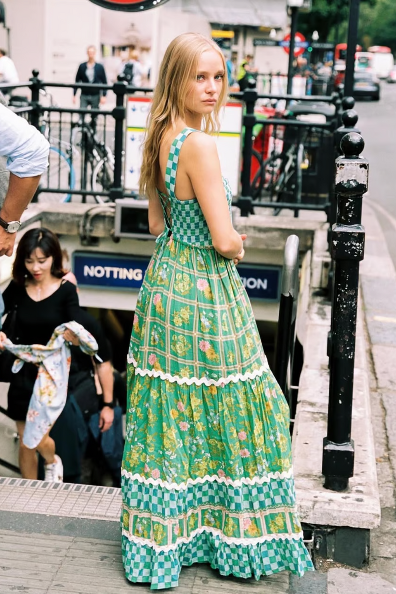 Camila - Lässiges Maxikleid mit quadratischem Ausschnitt und gestuftem Saum