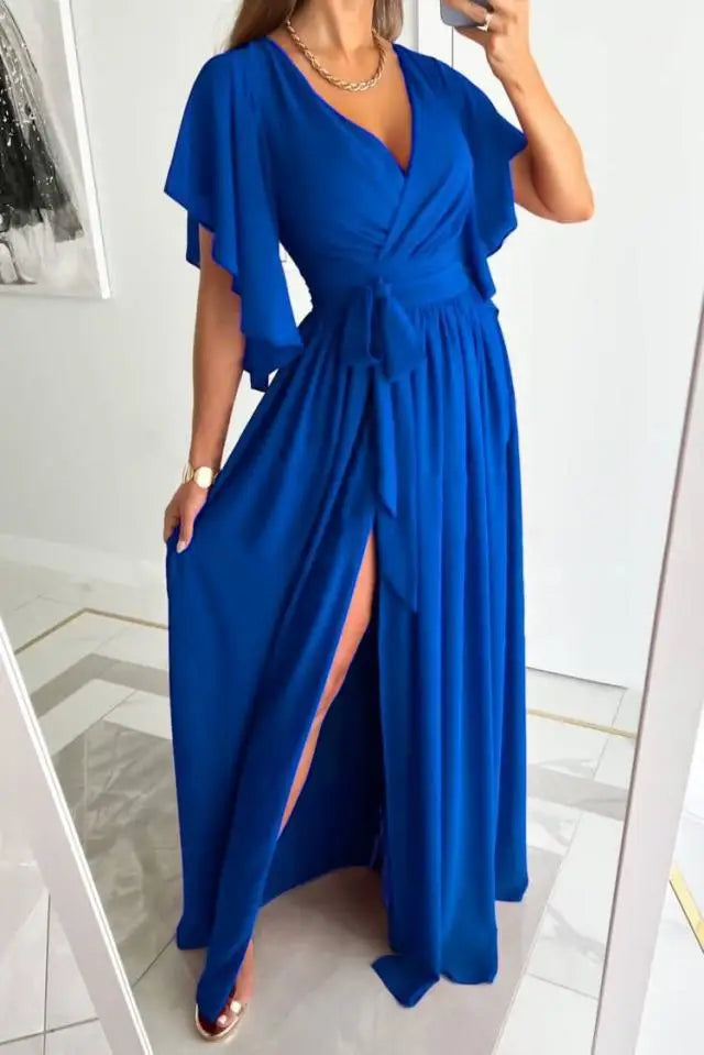 Renate – Modisches Kleid mit tiefem V Ausschnitt ausgestellten Ärmeln und seitlichem Schlitz