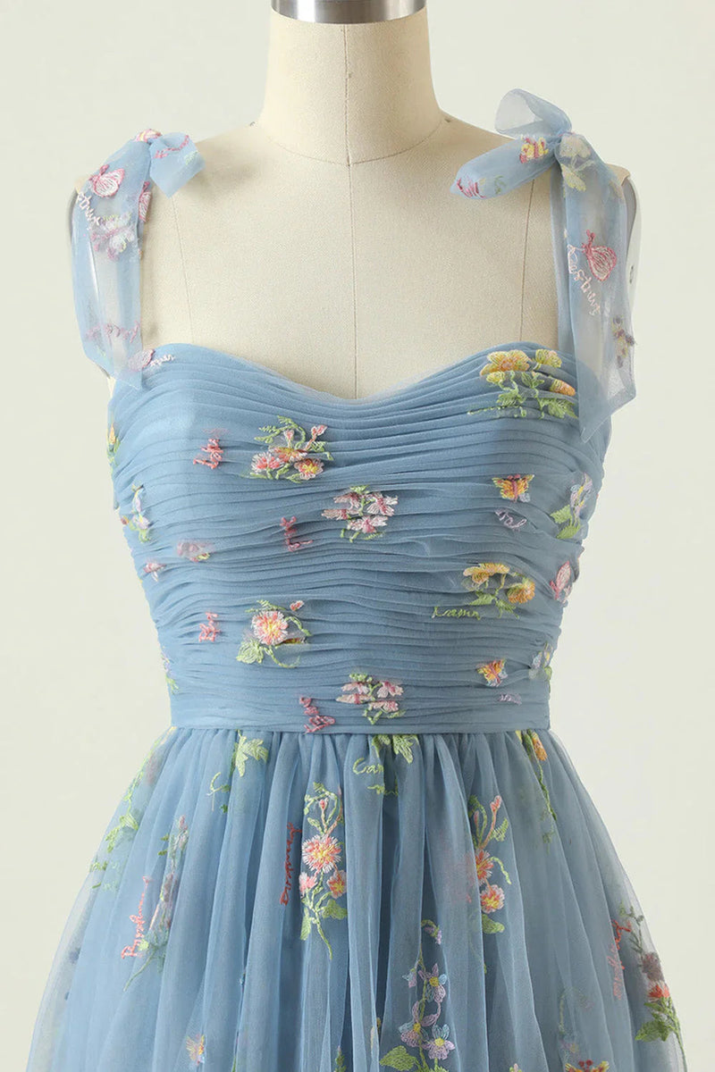 Alina – Ärmelloses Minikleid mit breiten Trägern und floralem Stickdesign