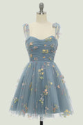 Alina – Ärmelloses Minikleid mit breiten Trägern und floralem Stickdesign