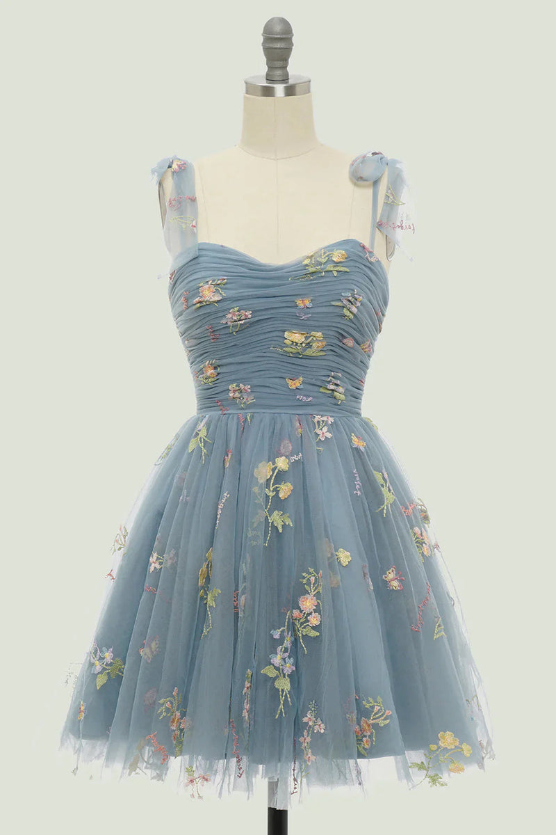 Alina – Ärmelloses Minikleid mit breiten Trägern und floralem Stickdesign