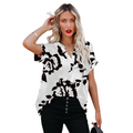 Elena – Lässige V-Ausschnitt Bluse mit kurzen Ärmeln und auffälligem Design