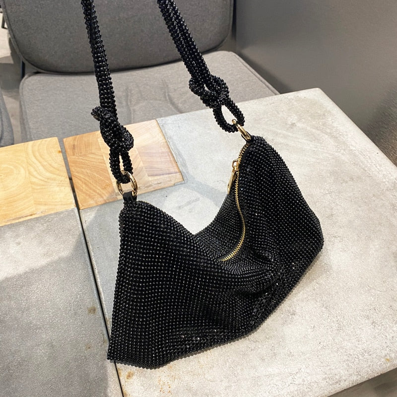 Noelle – Glitzernde Umhängetasche mit kompakter Größe und weichem Trageriemen