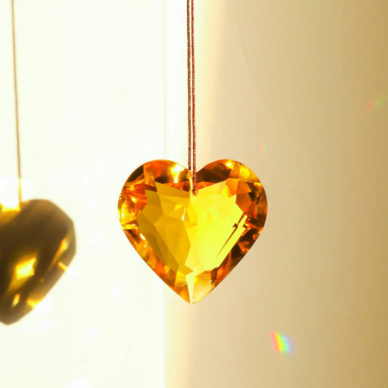 HeartGlow – Dekorativer herzförmiger Sonnenfänger mit einzigartigem Anhängerdesign
