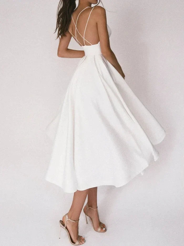 Emilia – Stilvolles Kleid mit V Ausschnitt Spaghettiträgern und gekreuztem Rücken