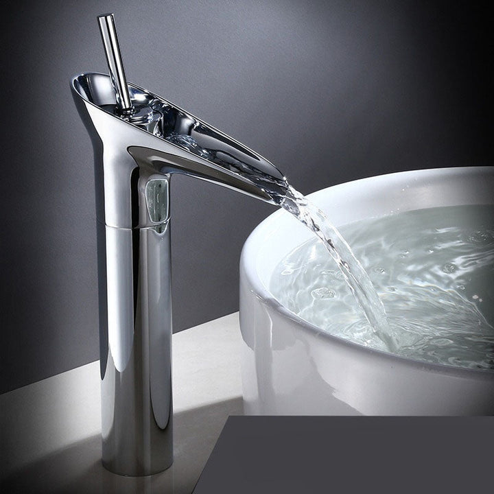 AquaPeak  – Eleganter Wasserfallhahn mit langlebigem Design