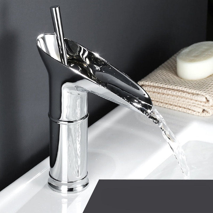 AquaPeak  – Eleganter Wasserfallhahn mit langlebigem Design