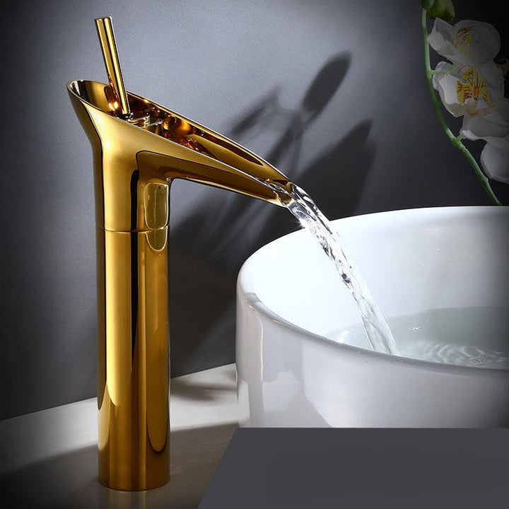 AquaPeak  – Eleganter Wasserfallhahn mit langlebigem Design