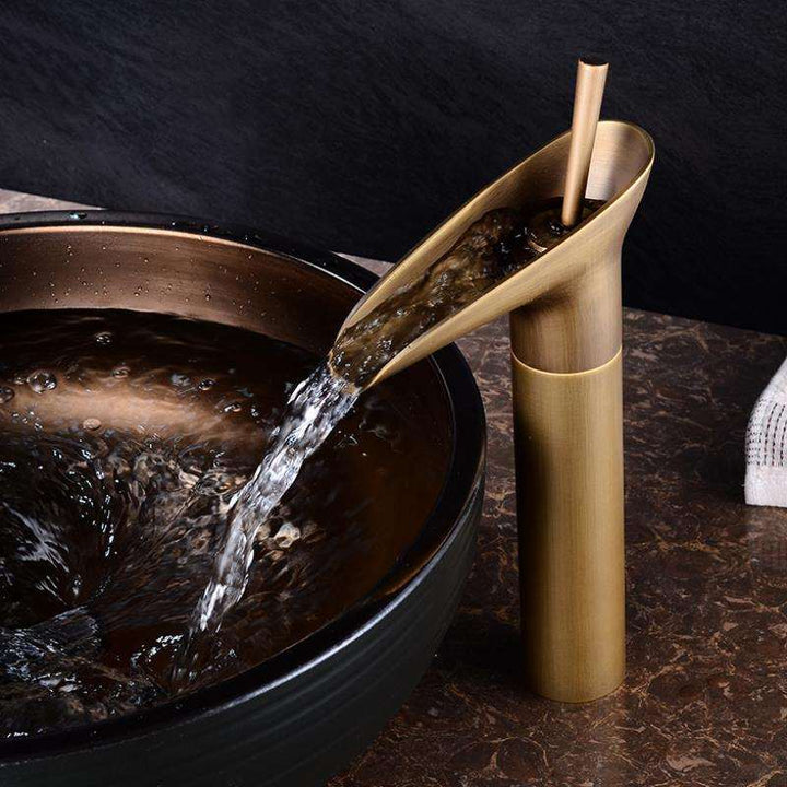 AquaPeak  – Eleganter Wasserfallhahn mit langlebigem Design