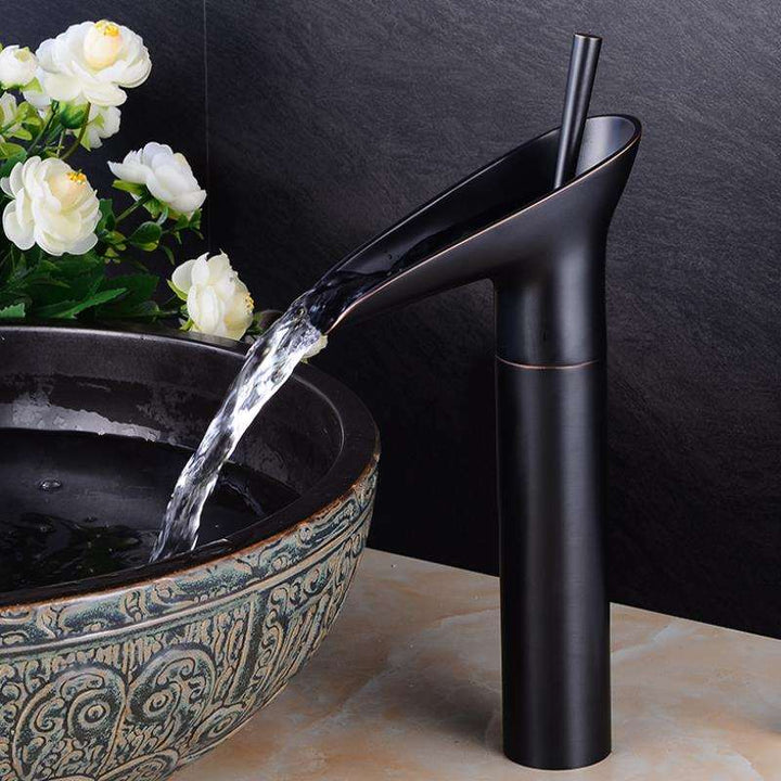 AquaPeak  – Eleganter Wasserfallhahn mit langlebigem Design