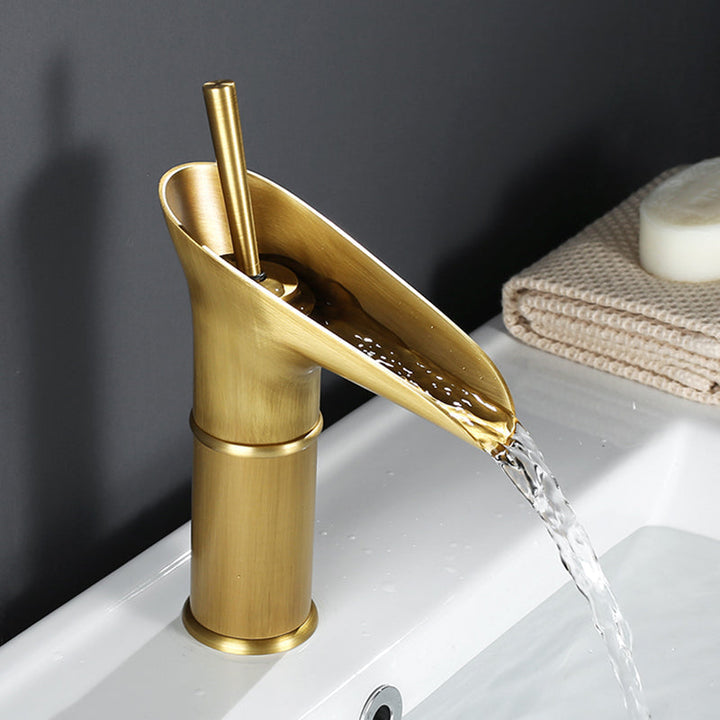AquaPeak  – Eleganter Wasserfallhahn mit langlebigem Design