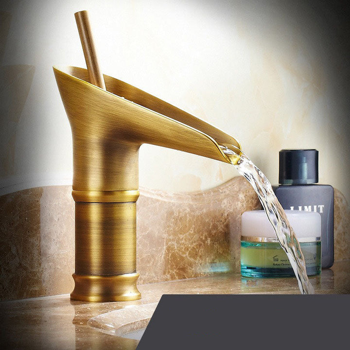 AquaPeak  – Eleganter Wasserfallhahn mit langlebigem Design