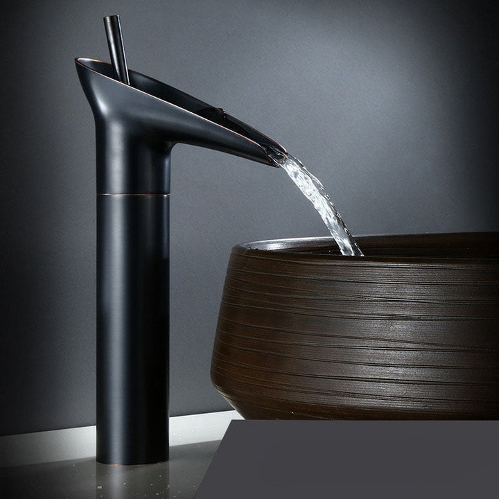 AquaPeak  – Eleganter Wasserfallhahn mit langlebigem Design