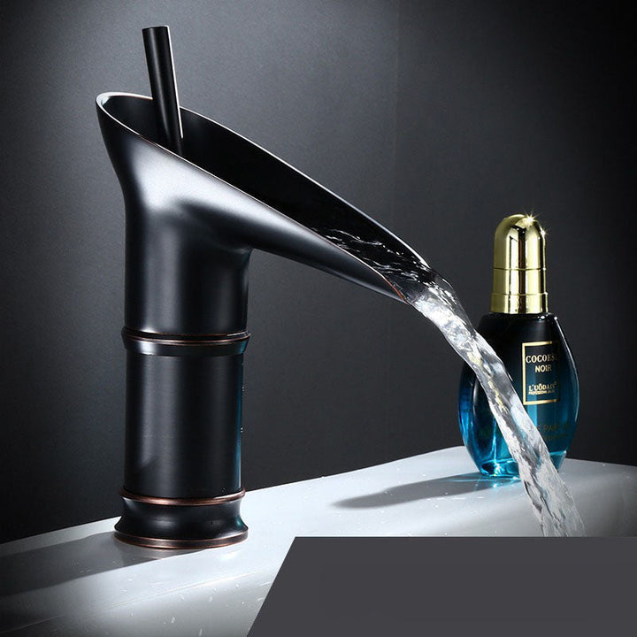 AquaPeak  – Eleganter Wasserfallhahn mit langlebigem Design