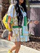 Tilda – Stilvolles locker sitzendes Minikleid mit V Ausschnitt und bedruckten langen Ärmeln