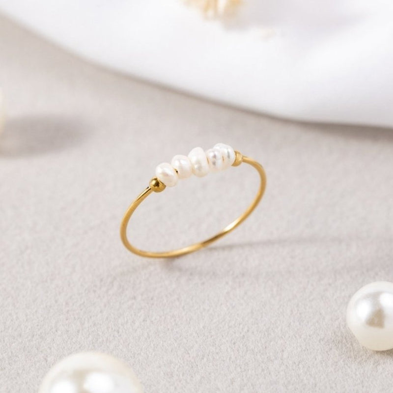 Zelda – Klassischer Ring mit dezentem Perlenakzent für einen modernen Look