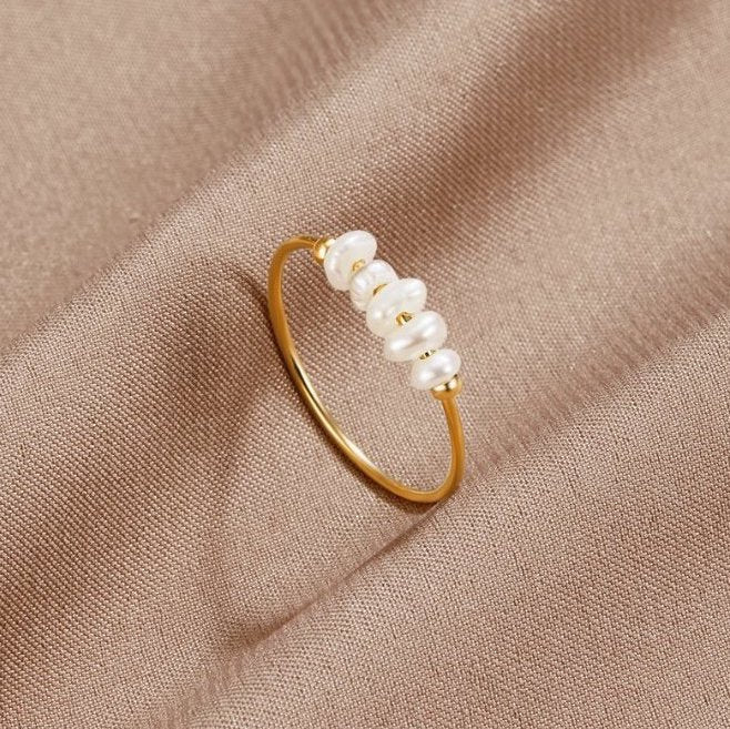 Zelda – Klassischer Ring mit dezentem Perlenakzent für einen modernen Look