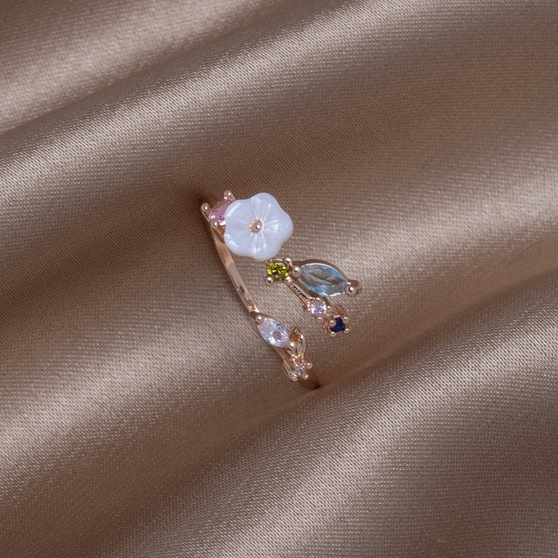 Veronika – Stilvoller offener Ring mit zartem weißen Blumenakzentdesign