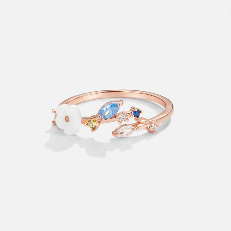Veronika – Stilvoller offener Ring mit zartem weißen Blumenakzentdesign