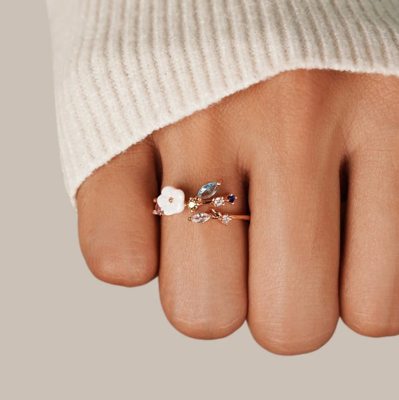Veronika – Stilvoller offener Ring mit zartem weißen Blumenakzentdesign