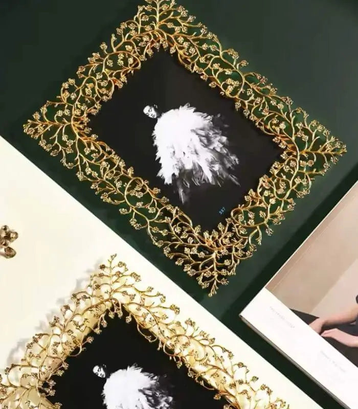 FloraFrame – Eleganter von Blättern inspirierter Bilderrahmen für die Tischdekoration