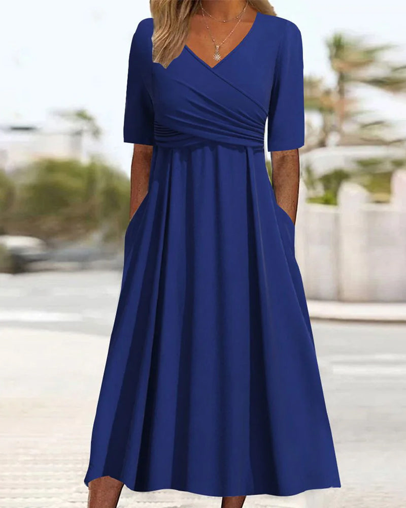 Laura - Lässiges V Ausschnitt Kleid mit kurzen Ärmeln und Plissee Entwerfen