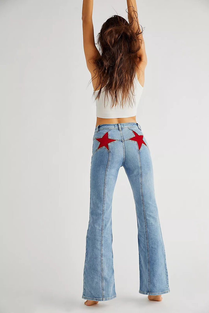 Talia – Hoch taillierte Jeans mit ausgestelltem Bein und roter Stern-Auflösung