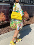 Tilda – Stilvolles locker sitzendes Minikleid mit V Ausschnitt und bedruckten langen Ärmeln