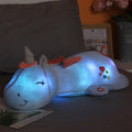 DreamGlow - Weiches und kuscheliges Regenbogen Einhorn Plüsch mit leuchtender Nachtlicht Funktion