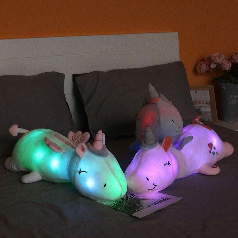 DreamGlow - Weiches und kuscheliges Regenbogen Einhorn Plüsch mit leuchtender Nachtlicht Funktion