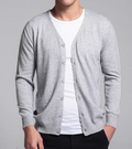 Felix - Schmal geschnittene Strickjacke mit V-Ausschnitt langen Ärmeln und Knöpfen