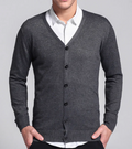 Felix - Schmal geschnittene Strickjacke mit V-Ausschnitt langen Ärmeln und Knöpfen
