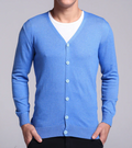 Felix - Schmal geschnittene Strickjacke mit V-Ausschnitt langen Ärmeln und Knöpfen