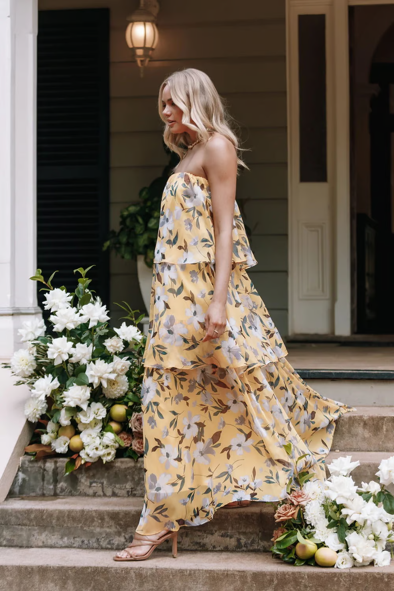 Sabrina - Lässiges trägerloses Maxikleid mit tropischen Stufenschichten