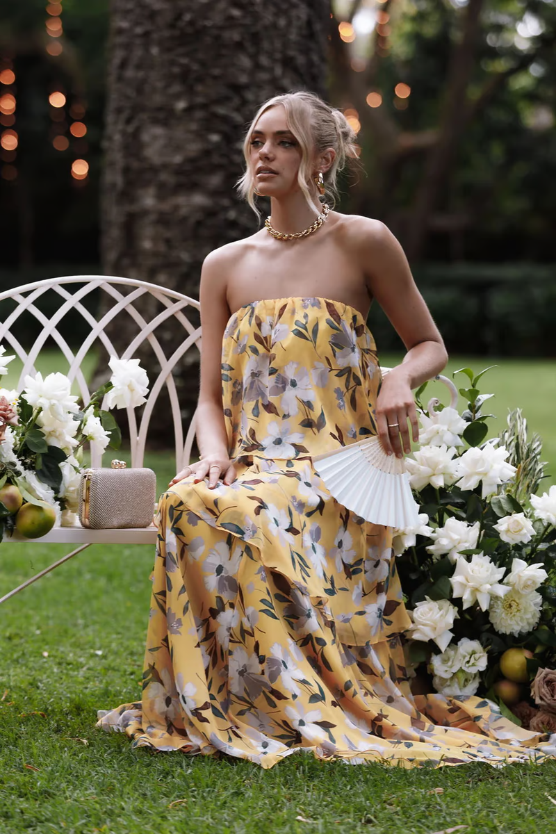 Sabrina - Lässiges trägerloses Maxikleid mit tropischen Stufenschichten